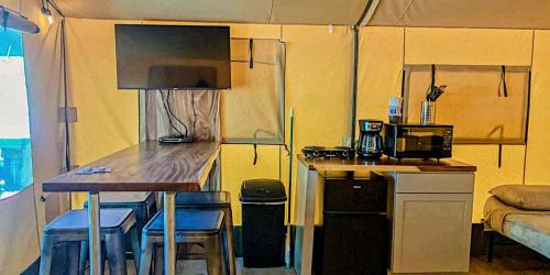 Una cocina o cocineta en Cibolo's Hidden Gem: Safari Tent Escape in Texas Awaits