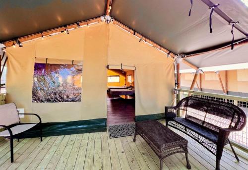 Un lugar para sentarse en Cibolo's Hidden Gem: Safari Tent Escape in Texas Awaits