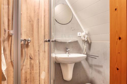 a bathroom with a sink and a mirror at Wein- und Gästehaus Lutz in Iphofen