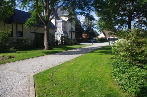 a walkway in front of a house at Manoir des Logis in Yvré-lʼÉvêque