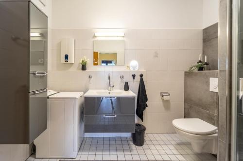 a bathroom with a sink and a toilet at Ankerplatz 2 - Hafenblick, Parkplatz, modern in Bad Zwischenahn