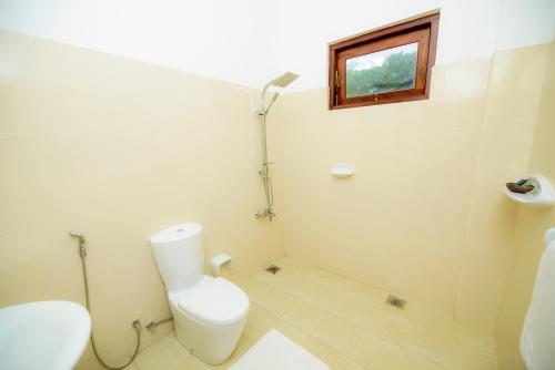 Bilik mandi di Ashwin Ayurveda Villa