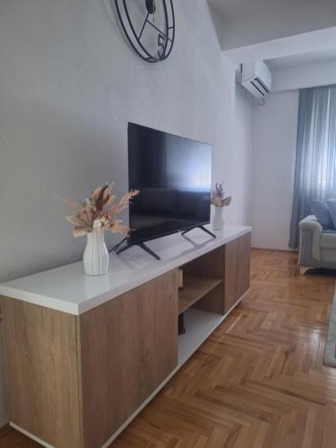 Μια τηλεόραση ή/και κέντρο ψυχαγωγίας στο IVA apartment BOZINOVSKI