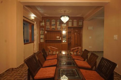 Posezení v ubytování Hill View 4br Apt Near Shimla Mall Road