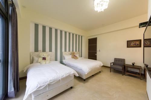 una camera con due letti con orsacchiotti sopra di Iwaiker B&B a Città di Hualien