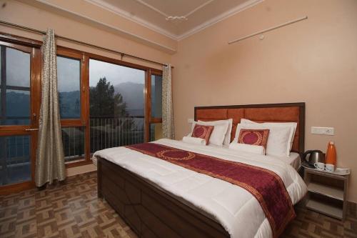 Postel nebo postele na pokoji v ubytování Hill View 4br Apt Near Shimla Mall Road