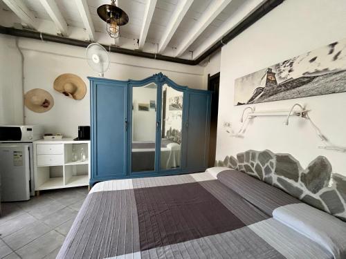 1 dormitorio con 1 cama y armario azul en Il noce - case vacanza-, en Sestri Levante