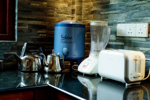 Kemudahan buat kopi dan teh di Ashwin Ayurveda Villa