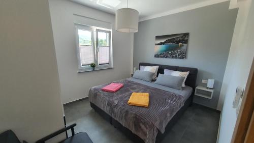 a bedroom with a bed with two towels on it at Ferienwohnung Adriaperle Villa Casper mit Whirlpool in Palit
