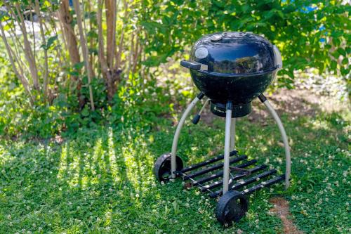 Kemudahan BBQ tersedia untuk tetamu di rumah percutian