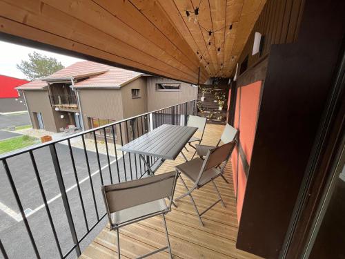 a balcony with a table and chairs on it at La Cour de Mamama Appartement 4 in Ohnenheim