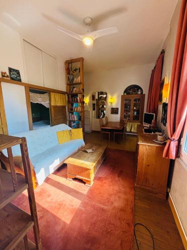une chambre avec un lit et un bureau dans une pièce dans l'établissement T2 City Center MENTON, à Menton