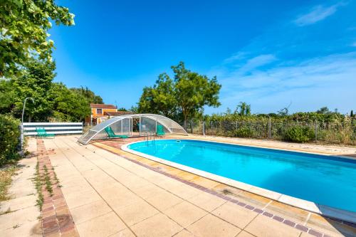 - une piscine avec un pont métallique dans l'établissement Maison Orange, à Aspiran