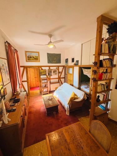 une chambre avec un lit superposé et une échelle dans l'établissement T2 City Center MENTON, à Menton