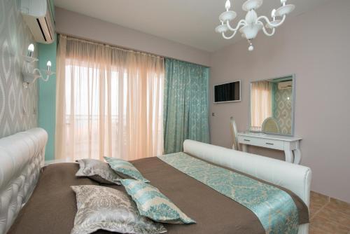 Un pat sau paturi într-o cameră la Maranton Beach Hotel