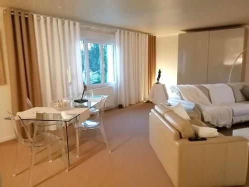 Χώρος καθιστικού στο Chambre d'hôtes de charme avec piscine terrasse et vue sur les prairies