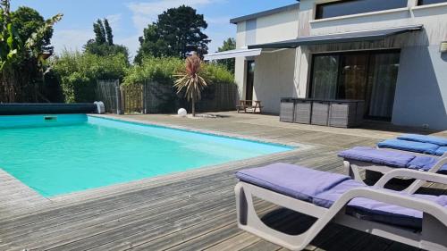 Swimmingpoolen hos eller tæt på Les Tamaris