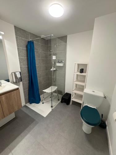 une salle de bain avec une douche, des toilettes et un lavabo dans l'établissement L’horizon bleu, à Saint-Hilaire-de-Riez