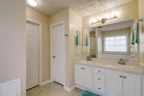 un bagno con due lavandini e uno specchio di Shop, Fish and Explore Suburban Home in Loganville! a Loganville
