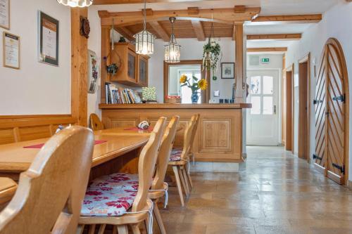 a dining room with a wooden table and chairs at Wein- und Gästehaus Lutz in Iphofen