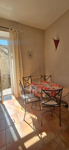 une salle à manger avec une table et deux chaises dans l'établissement Le Kallisté, à Vaison-la-Romaine