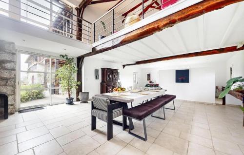 une grande salle à manger avec une table et des chaises dans l'établissement La Ferme Les Coustères - Gîte modulable - En couple ou en tribu de 2 à 15 pers, à Montréjeau