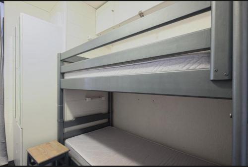 a room with two bunk beds in a room at APT confortable centre station face aux pistes de Val Thorens in Val Thorens