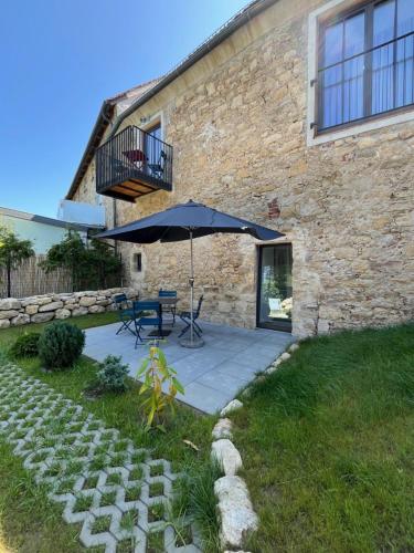 a patio with a table and an umbrella in front of a building at Kaiser von Österreich, Historik- und Thermalhotel in Bad Radkersburg