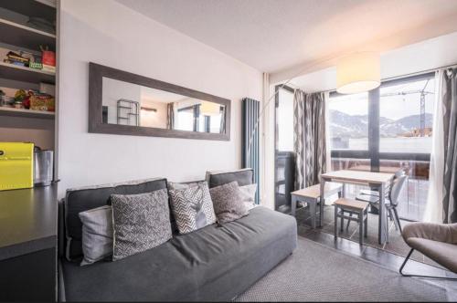 a living room with a couch and a table at APT confortable centre station face aux pistes de Val Thorens in Val Thorens