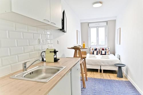 Giường trong phòng chung tại Studio proche de la capitale Asnières-III