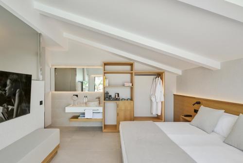 a bedroom with a bed and a bathroom with a sink at Hotel restaurant Ceferino in Vilanova i la Geltrú