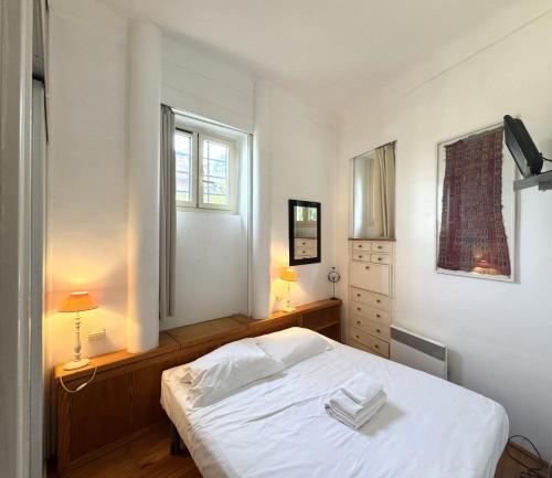 - une chambre avec un lit blanc et 2 fenêtres dans l'établissement ApartHotel Riviera - BALCON HONORE 1 - Old Town - 5 mn Promenade des Anglais et Plage - Charme Absolu - Appartement 2 pièces avec Balcon AC - Vue mer et Ville, à Nice