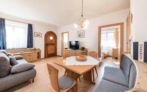 a living room with a table and a couch at Moarhof Albeins in Albes