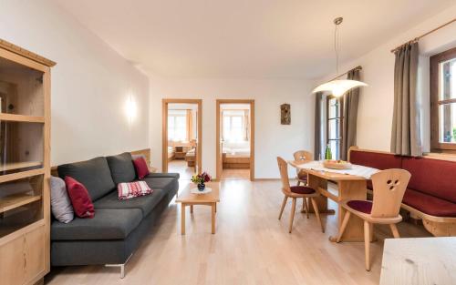 a living room with a couch and a table at Moarhof Albeins in Albes