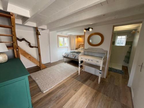Ένα ή περισσότερα κρεβάτια σε δωμάτιο στο Charmante petite maison dépendance