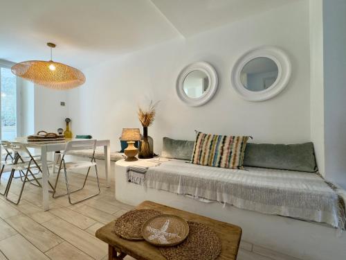 un salon avec un canapé et une table dans l'établissement Tredici By SCLS Locations, à Cannes