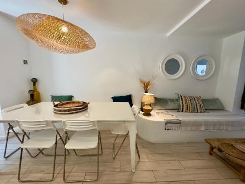 un salon avec une table blanche et un canapé dans l'établissement Tredici By SCLS Locations, à Cannes