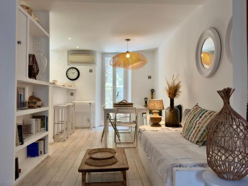 un salon avec un canapé et une table dans l'établissement Tredici By SCLS Locations, à Cannes