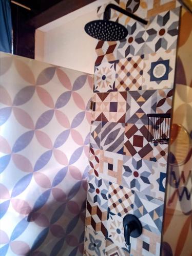 a bathroom with a wall with mosaics on it at Habitación privada en Getsemaní in Cartagena de Indias