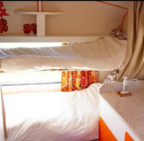 Katil atau katil-katil dalam bilik di Redwoods Retro Caravans