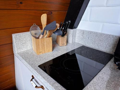 Dapur atau dapur kecil di Chalé Bonna hidro lareira e cozinha perto Floripa.