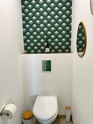 une salle de bain avec des toilettes blanches et un miroir dans l'établissement Somptueuse villa d’architecte avec vue mer, à Belvédère