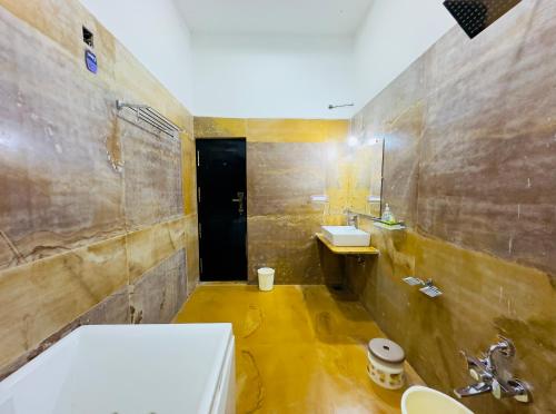 Ένα μπάνιο στο Dharmatma Farm House & Villa