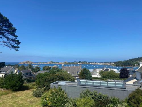 une vue sur l'océan depuis une maison dans l'établissement House with sea view and large garden for 8 people, à Plougasnou