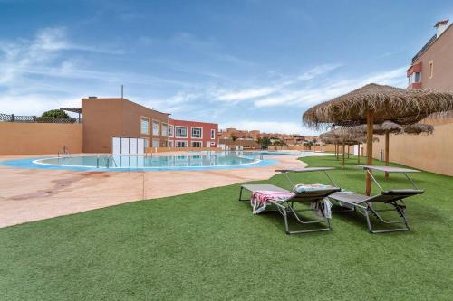 Bazén v ubytování Las Dunas Corralejo Home with swimming pool nebo v jeho okolí