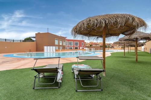 Bazén v ubytování Las Dunas Corralejo Home with swimming pool nebo v jeho okolí