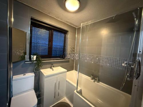 Ένα μπάνιο στο 3 Bed House - Sleeps 6 - Parking - Wifi