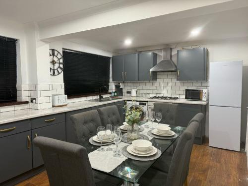 Η κουζίνα ή μικρή κουζίνα στο 3 Bed House - Sleeps 6 - Parking - Wifi