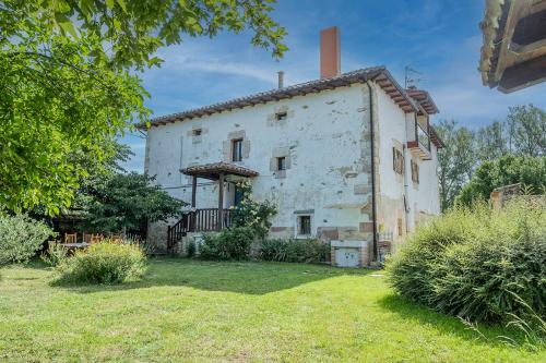 an old house in a garden with a yard at Biendella El Desván 