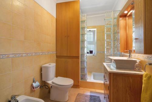 een badkamer met toilet en wastafel bij Villa La Ribeyre in Boliqueime